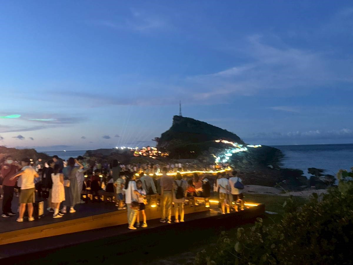 2025野柳石光夜訪女王即日起至7/13(日)登場 以沉浸式光影藝術為夏夜奇岩披上夢幻色彩
